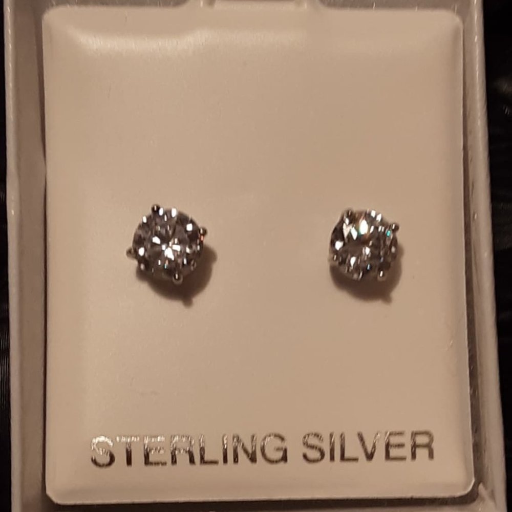 ***SATISFACTION GUARANTEED*** .925 Sterling Silver CZ Diamond Stud Earrings - Picture 6 of 10